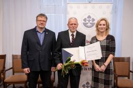 Čestná plaketa SAV Dionýza Ilkoviča pre Petra Griača...