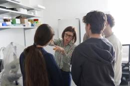 Žiactvo zo Žiliny si v BMC SAV vyskúšalo vedeckú prácu aj spoznávalo vírusy