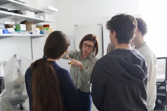 Žiactvo zo Žiliny si v BMC SAV vyskúšalo vedeckú prácu aj spoznávalo vírusy