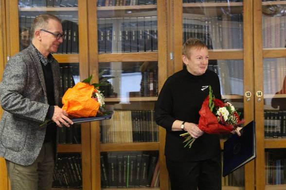 Literárni vedci Dana Hučková a Vladimír Barborík získali Čestnú plaketu SAV Ľudovíta...