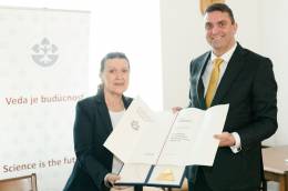 Zlatú medailu SAV si prevzala RNDr. Eva Majková,...