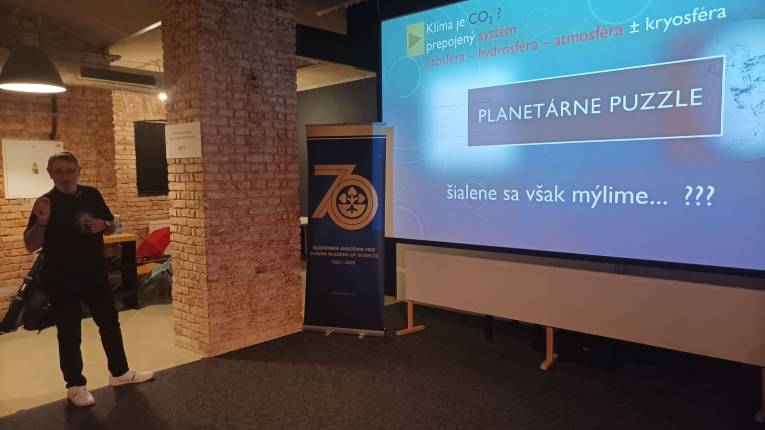 Pavol Siman z Ústavu vied o Zemi SAV, v. v. i. počas Vedeckej kaviarne v Košiciach