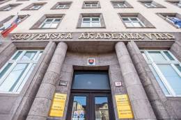 Mladí vedci a vedkyne sa môžu uchádzať o štipendium...